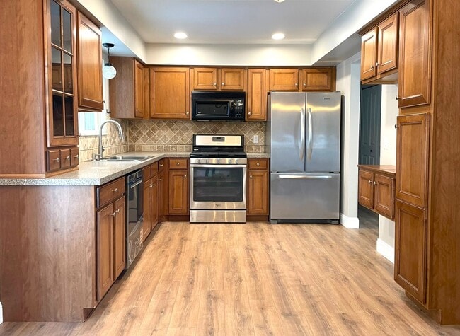 Building Photo - 2568 Sun Terrace Dr