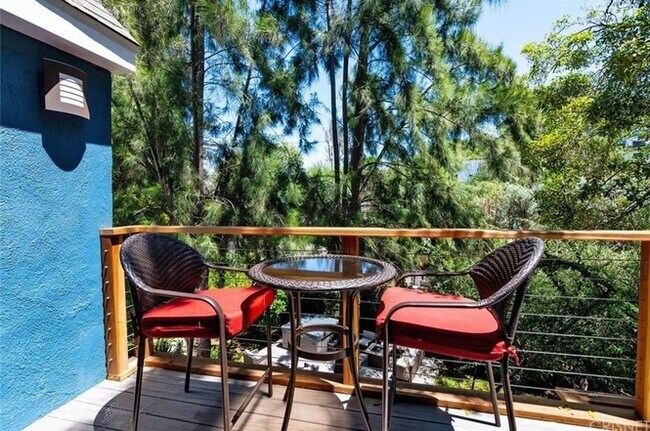Patio superior con vista al patio trasero, con acceso desde el comedor. - 4050 Davana Rd