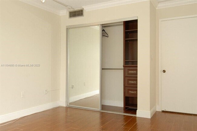 Foto del edificio - 600 NE 36th St