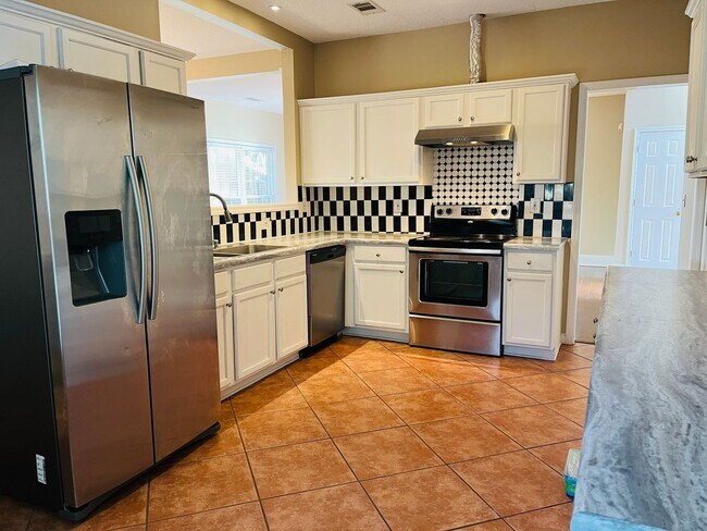 Foto del edificio - Prime location, HOA controlled community, ...