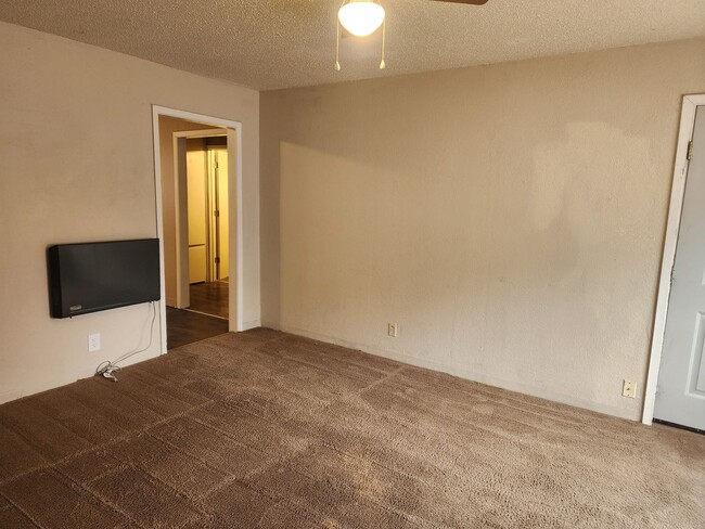Building Photo - E 9th Duplex 1