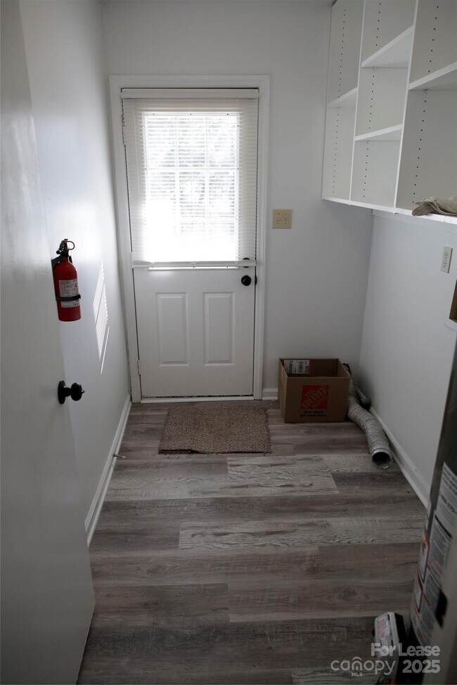 Foto del edificio - 7909 Carmel Rd