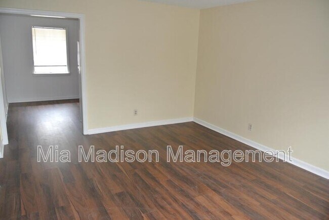 Foto del edificio - 4407 Caroline Dr