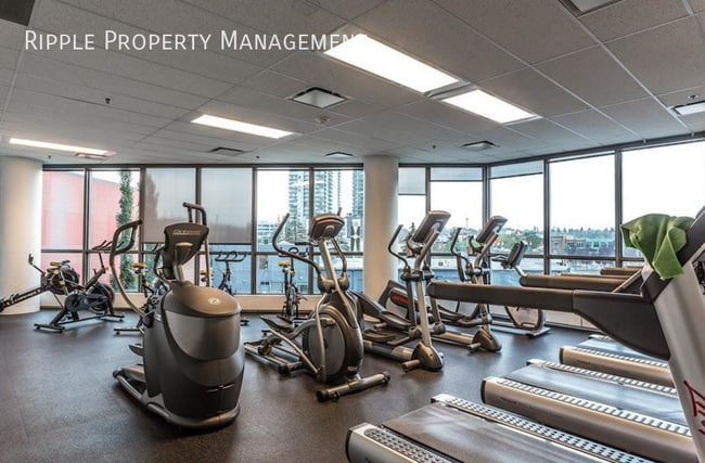 Photo du bâtiment - WONDERFUL 1 BED/ 1 BATH CONDO IN THE HEART OF DOWNTOWN