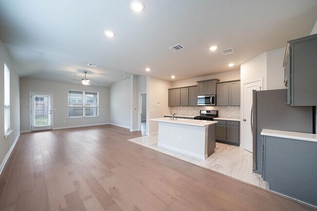 Foto del edificio - 8208 Cottage Rose Dr