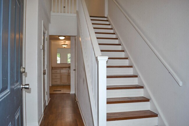 Building Photo - Spacious 2BR/2BA + Loft Near UF – Multiple...
