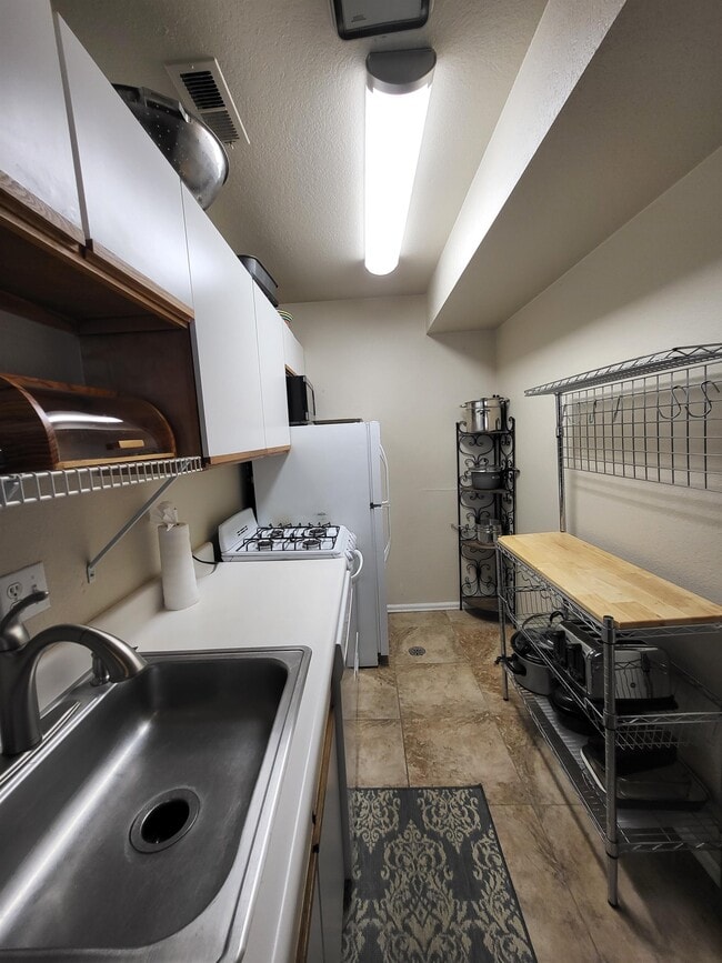 Building Photo - 641 A Gold Dust Dr