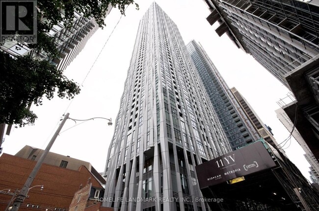 Photo du bâtiment - 1 Yorkville Ave