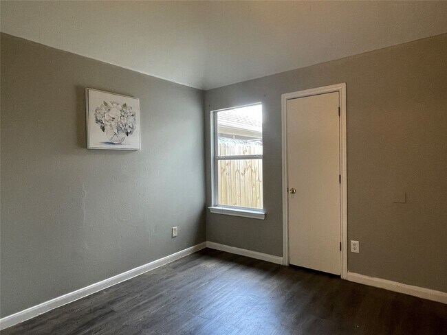 Foto del edificio - 811 Forest Hillside Ln