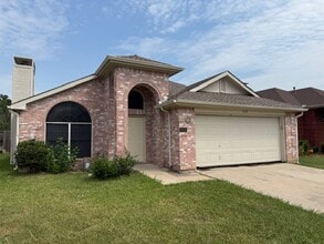Building Photo - 2110 Bay View Dr