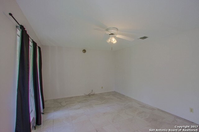 Building Photo - OFFERING 1-MONTH FREE RENT!!