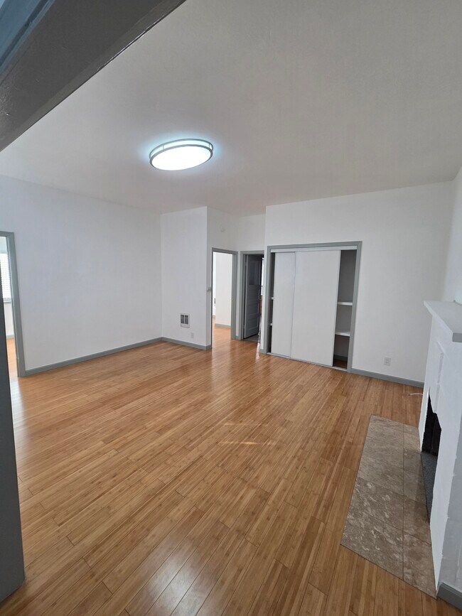 Familia 2 - 2410-2412 Dana St