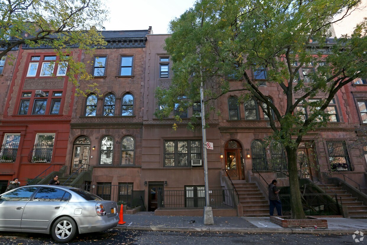 Building Photo - 156 W 94th St