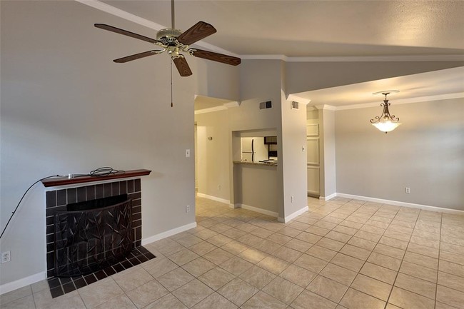 Building Photo - 2025 Augusta Dr