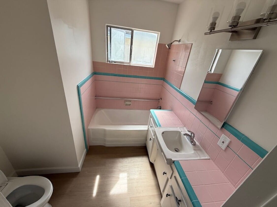 Building Photo - Cute Home Calling