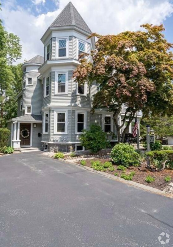 Midtown Business District Houses for Rent with a Swimming Pool