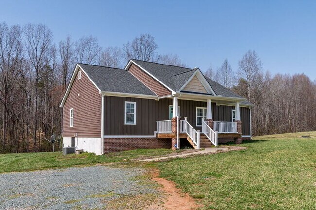 Foto del edificio - Your Next Home Awaits: 3-Bedroom Gem in Kents Store, VA!