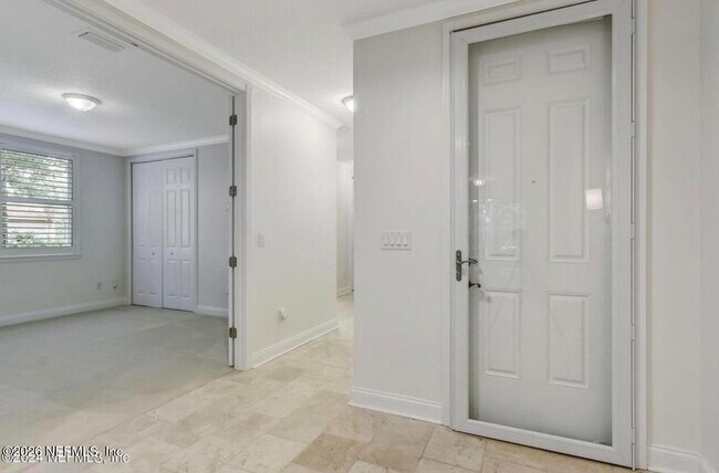 Foto del edificio - 156 Hidden Palms Ln
