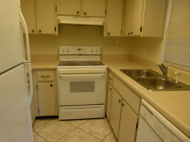 Building Photo - 3305 Camelot Dr