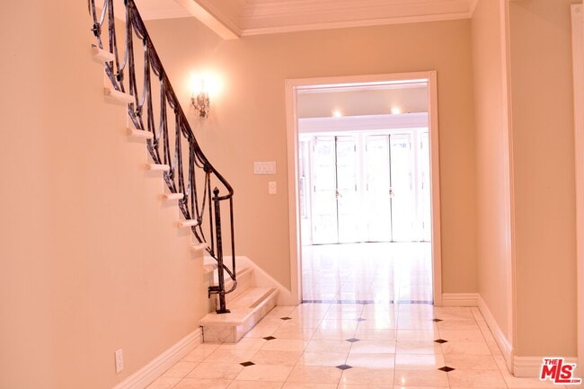 Building Photo - 623 N Beverly Dr