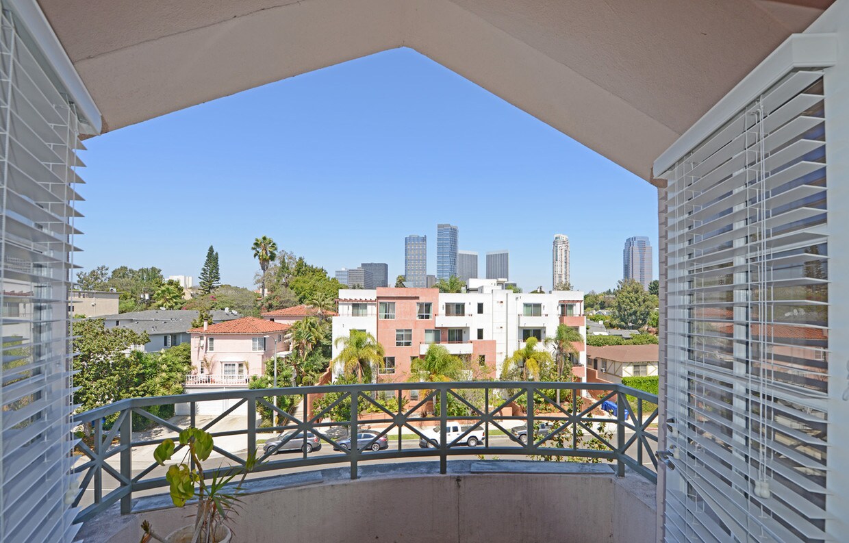 Foto principal - 2015 S Beverly Glen Blvd