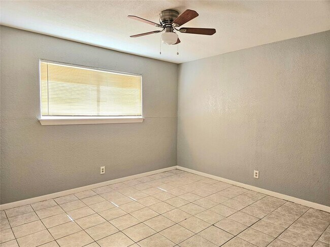 Building Photo - 1109 Broadway Avenue J