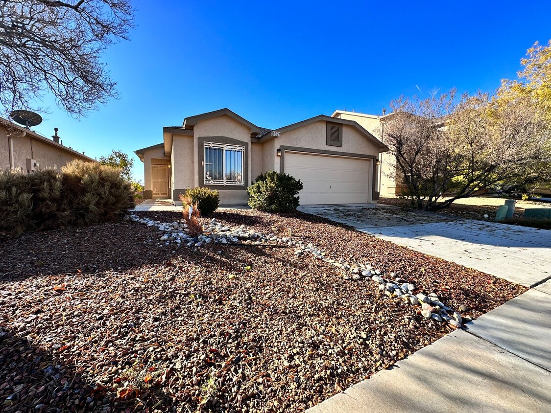 Primary Photo - Move In Special! Super cute 3 bed 2 bath h...