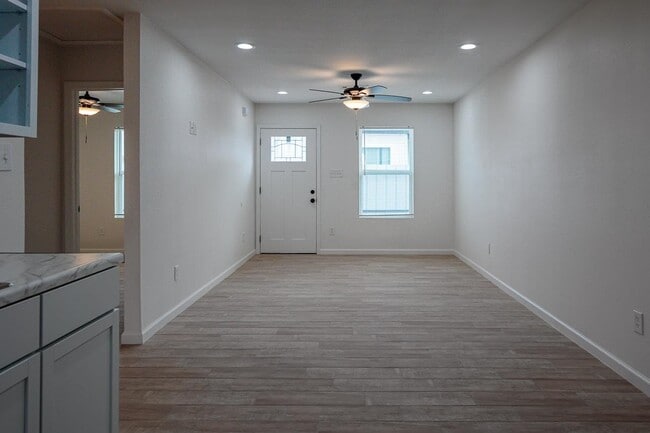 Building Photo - 105 Texas Dr
