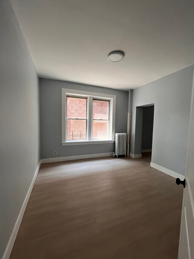 Foto del edificio - 121 Manhattan Ave