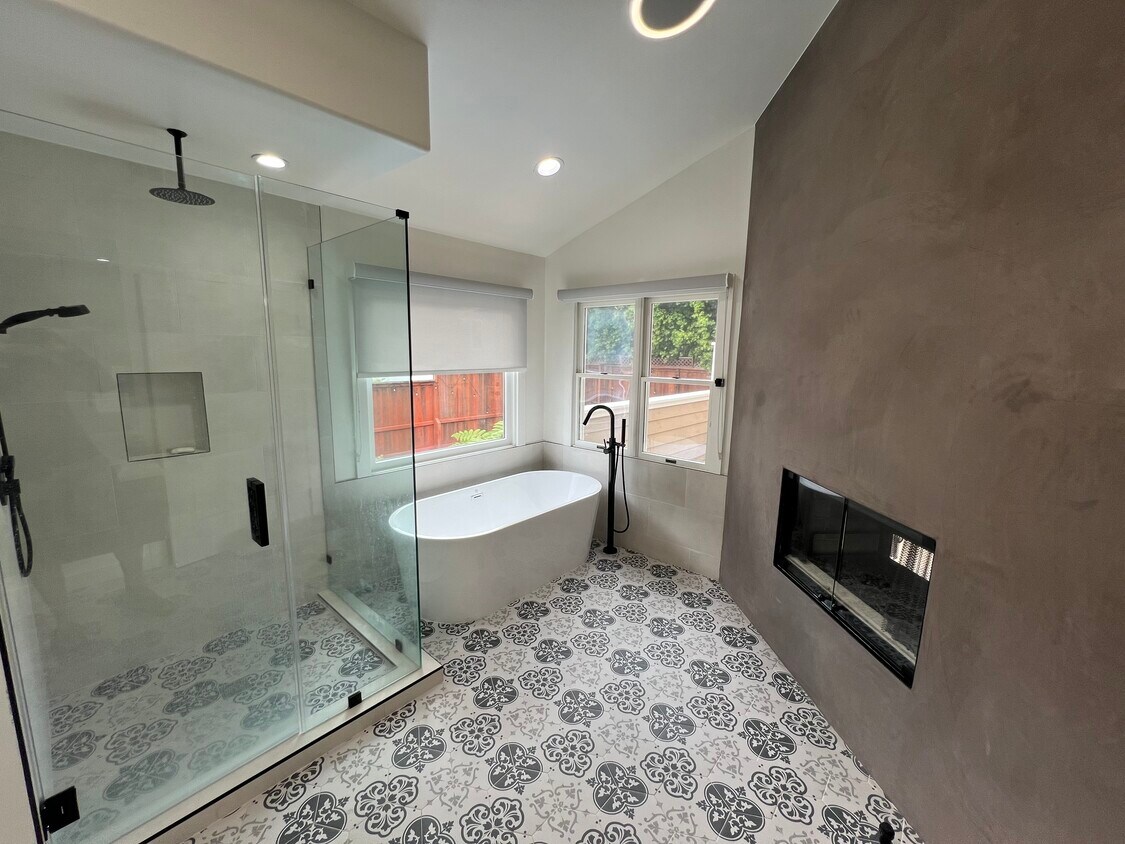 NUEVO BAÑO PRINCIPAL CON CHIMENEA - 2005 N Meadows Ave