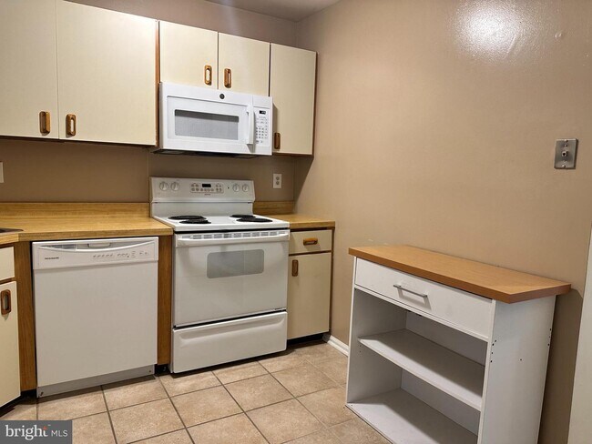 Building Photo - 1605 Huntingdon Mews