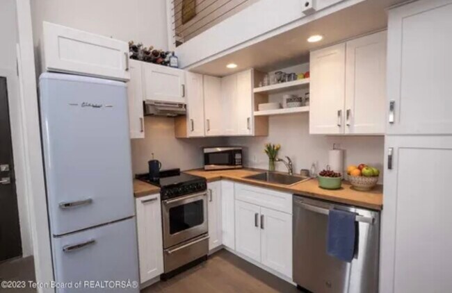 Foto del edificio - 355 W Deloney Ave