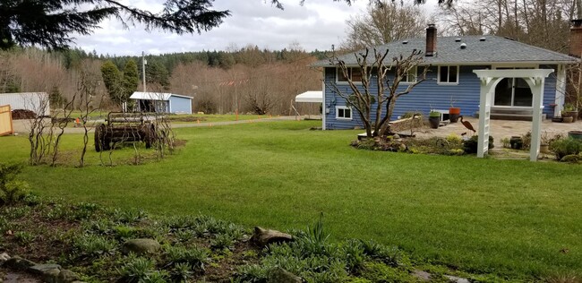 Building Photo - Spacious home on acreage