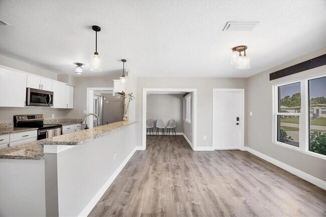 Building Photo - 256 Hillview Rd