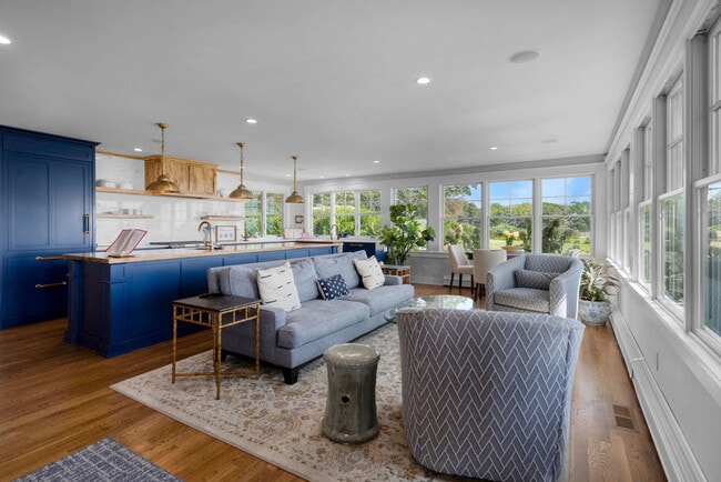 Foto del edificio - 912 Peconic Bay Blvd