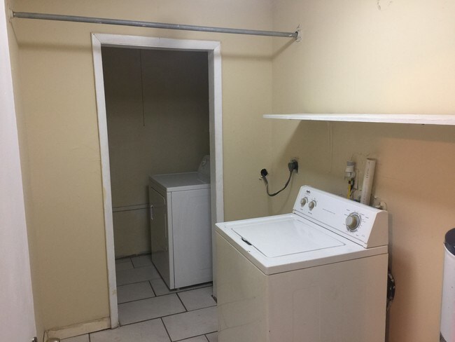 Building Photo - 3075 SW 61st Ave