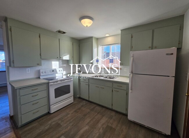 Foto del edificio - $250 Off First Month's Rent! Easy access to Nob Hill Blvd, 16th Ave, and Summitview Ave for commu...