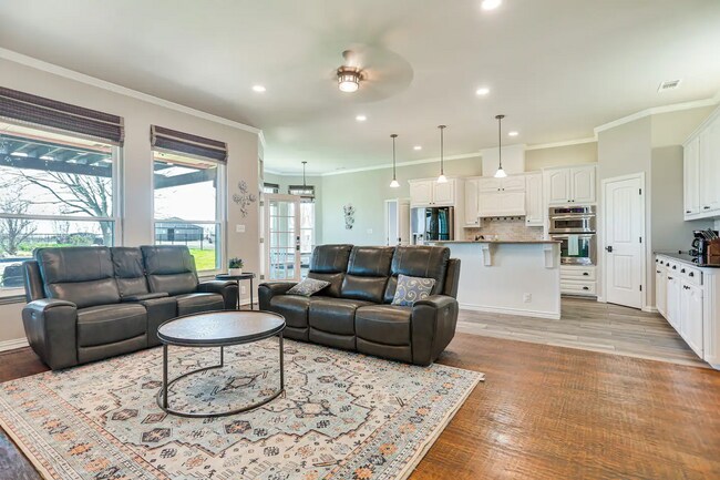 Foto del edificio - Charming 5-Bedroom Ranch House with Swimmi...