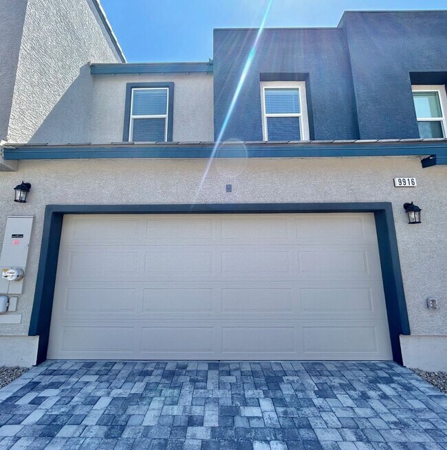 Foto del edificio - STUNNING TOWNHOME, 3 BEDROOM 2.5 BATHROOM, W/ 2-CAR GARAGE, LOCATED N A GATED COMMUNITY