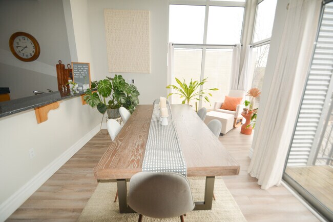 Dining Area - 2121 S Kinnickinnic Ave
