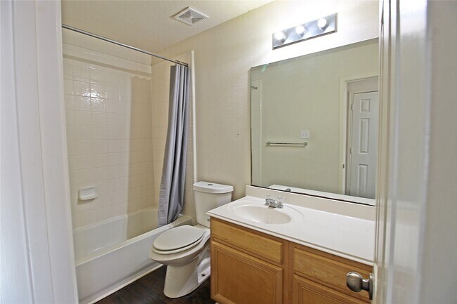 Foto del edificio - 8314 Silver Fir Ln