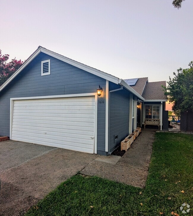 Building Photo - 1616 E Lassen Ave