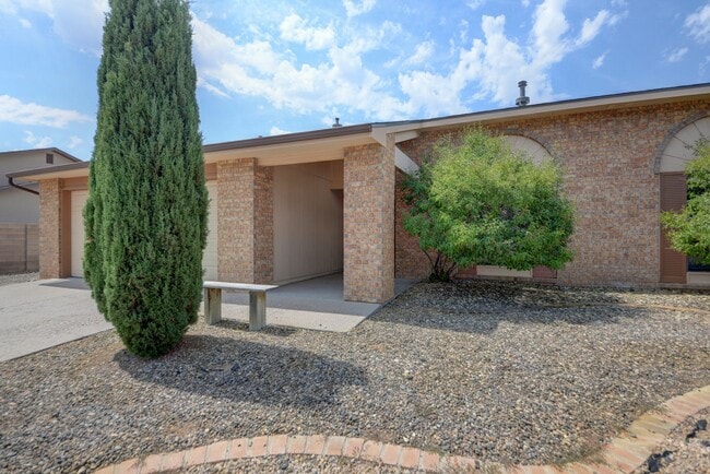 Building Photo - Amazing Three Bedroom in Heart of Rio Rancho!