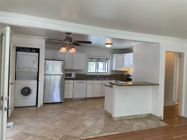 Building Photo - 2 Bedroom / 1 Bathroom Duplex in Old South...