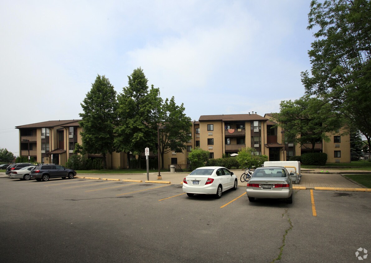 Photo du bâtiment - 3835 Lake Shore Blvd W