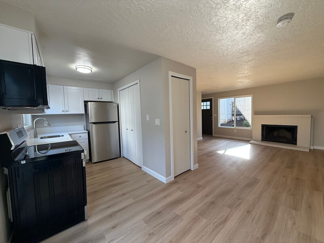 NOW SHOWING - RENOVATED Townhome Style Apartment In Raleigh Hills - See Listing for DETAILS and S... - NOW SHOWING - RENOVATED Townhome Style Apartment In Raleigh Hills - See Listing for DETAILS and S...