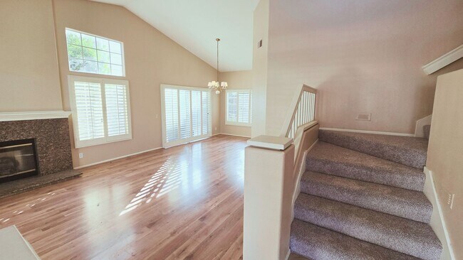 Building Photo - Charming Tustin Haven Available in October!