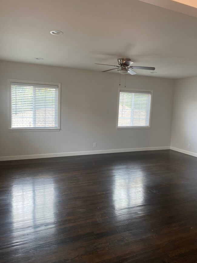 Building Photo - 1519 N Hollywood Way