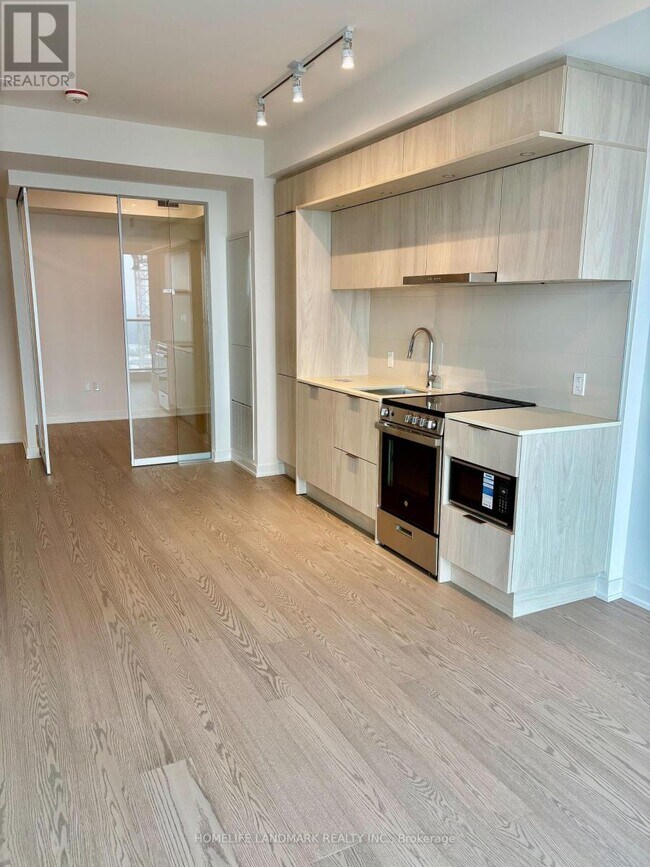 Building Photo - 448 Burnhamthorpe Rd W