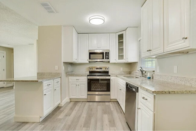Building Photo - 91827 Sarnow Dr